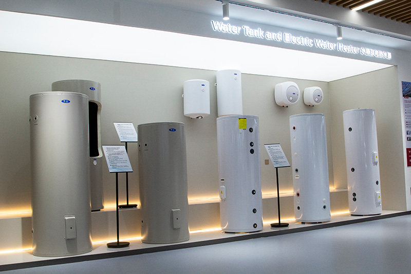 Pressured solar storage tank